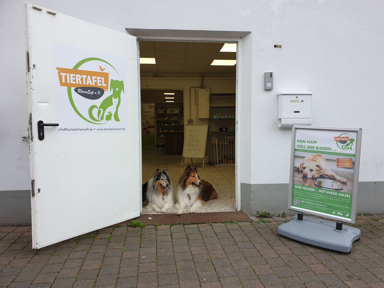Kontakt - Tiertafel RheinErft e.V.- Futterausgabe der Tiertafel Bergheim