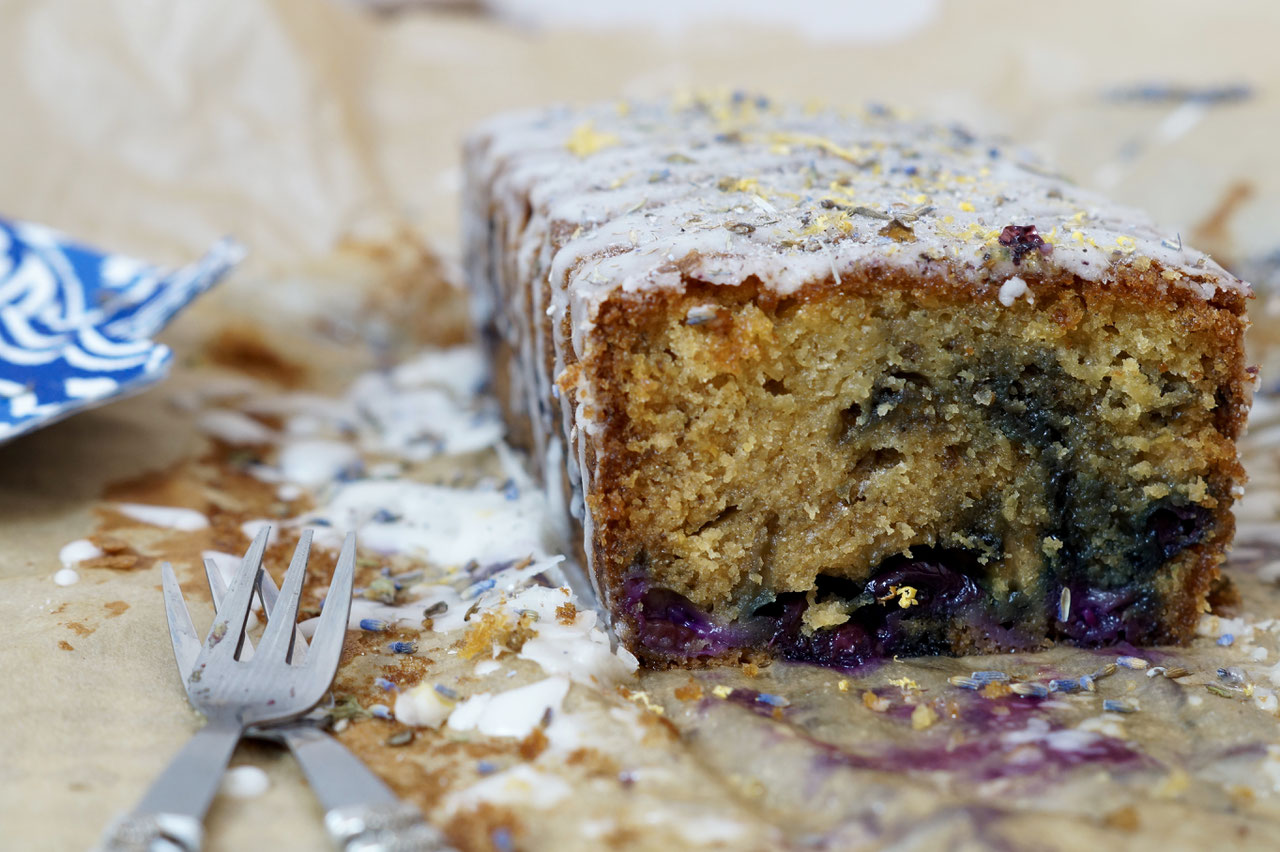 Zitronen-Lavendelkuchen mit Blaubeeren - fraustillerbackt - leckere ...