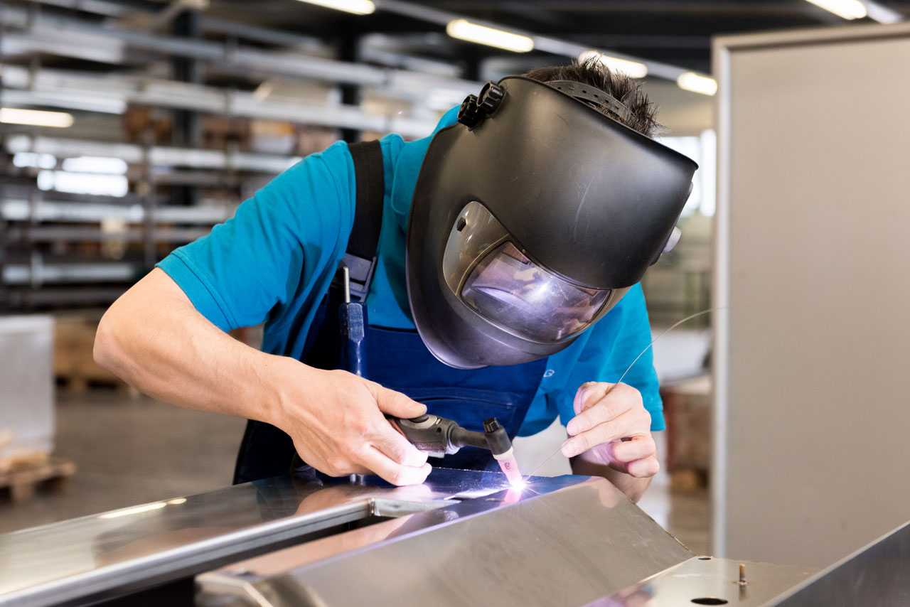 Schweissen von Metall- und Blechteilen bei der Birchmeier AG in Bremgarten