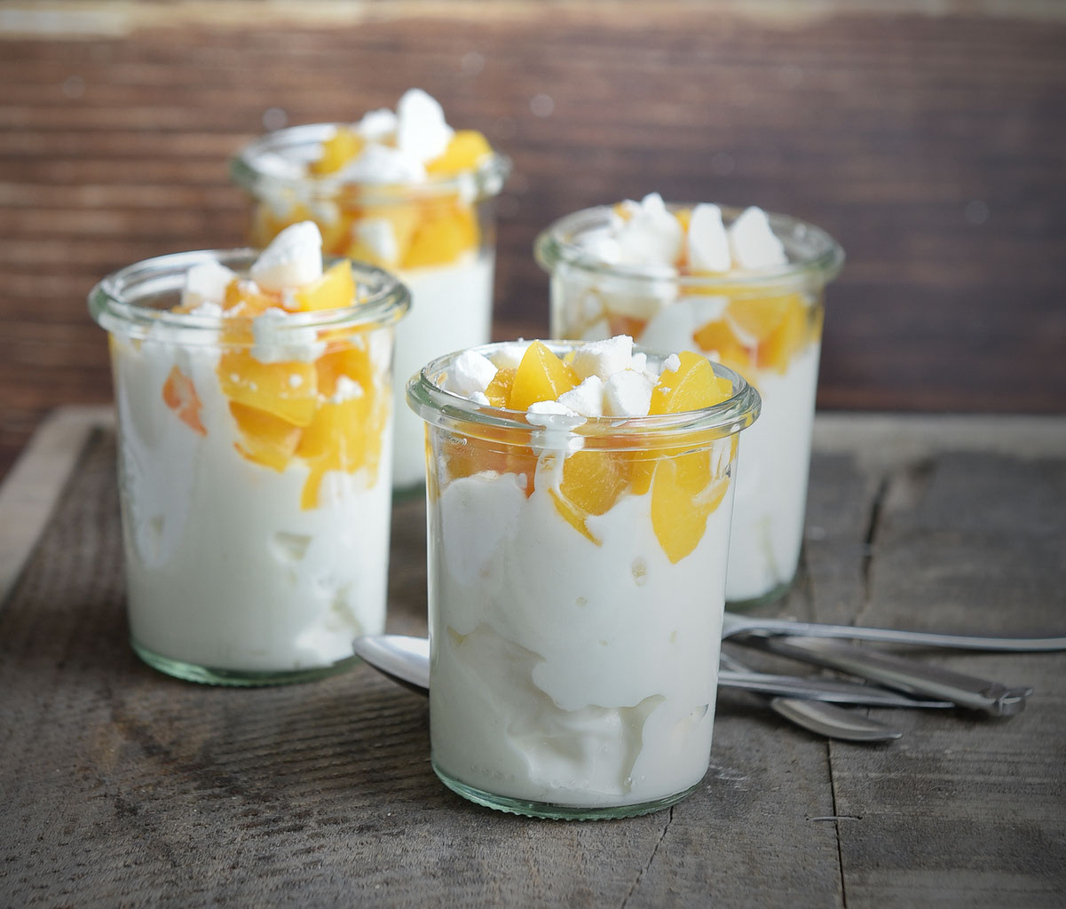 Pfirsich-Quark-Dessert. Mit Baiser-Stückchen. - mix dich glücklich ...