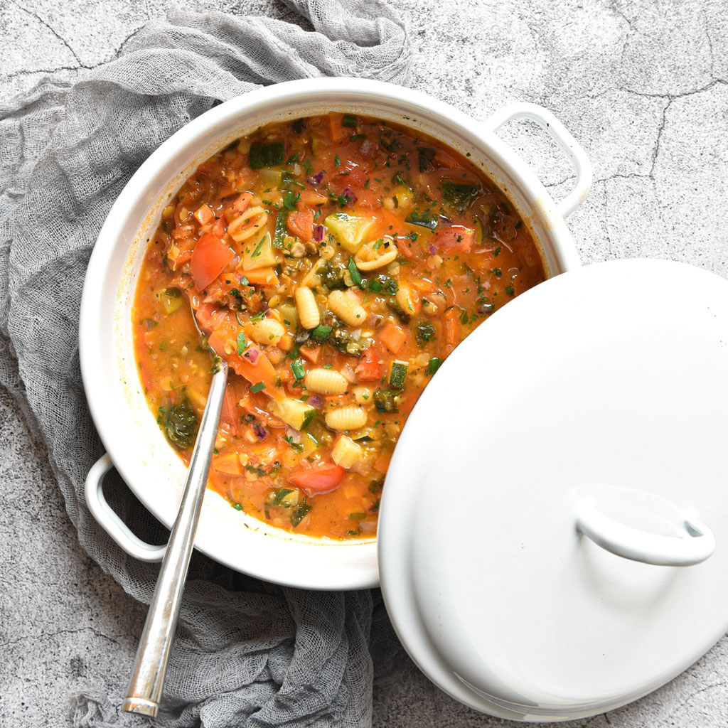 Bunte Gemüsesuppe. Mit roten Linsen und Nudeln. - mix dich glücklich ... Bunte Gemüsesuppe. Mit roten Linsen und Nudeln. - mix dich glücklich ...