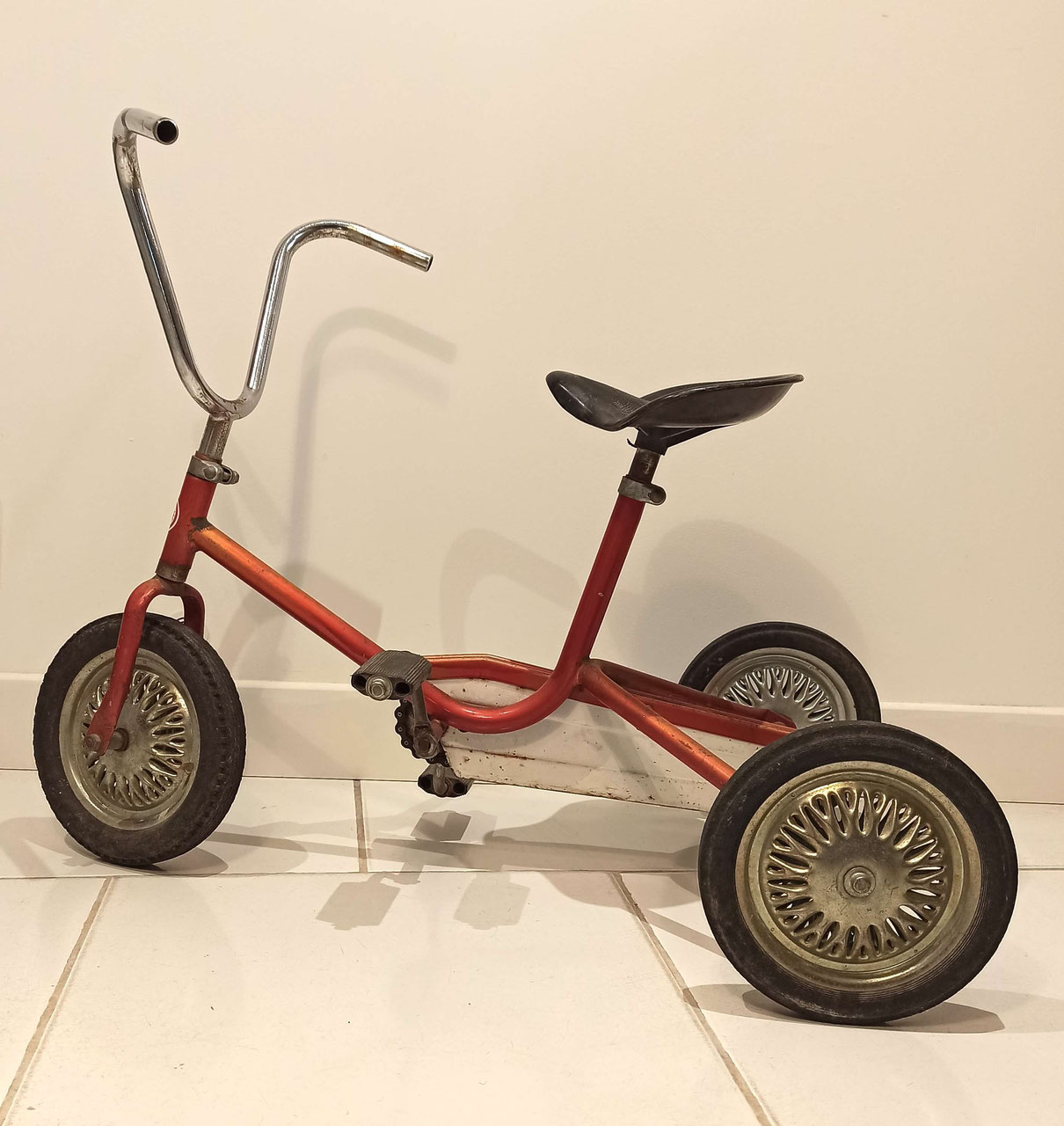 Tricycle enfant des années 1960 métal orange irisé - Mavintagemania :  rénovation, vente de mobilier accessoires vintage ancien, conseils déco  d'intérieur