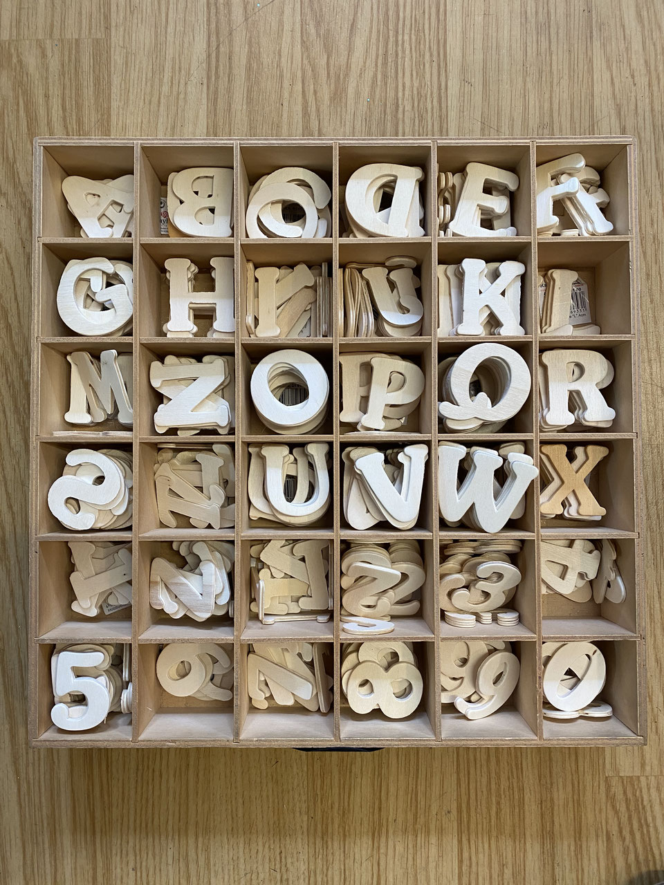 Kaufen Sie Kleine Holzbuchstaben Alphabet 54 Buchstaben Dekoration und  Basteln zu Großhandelspreisen