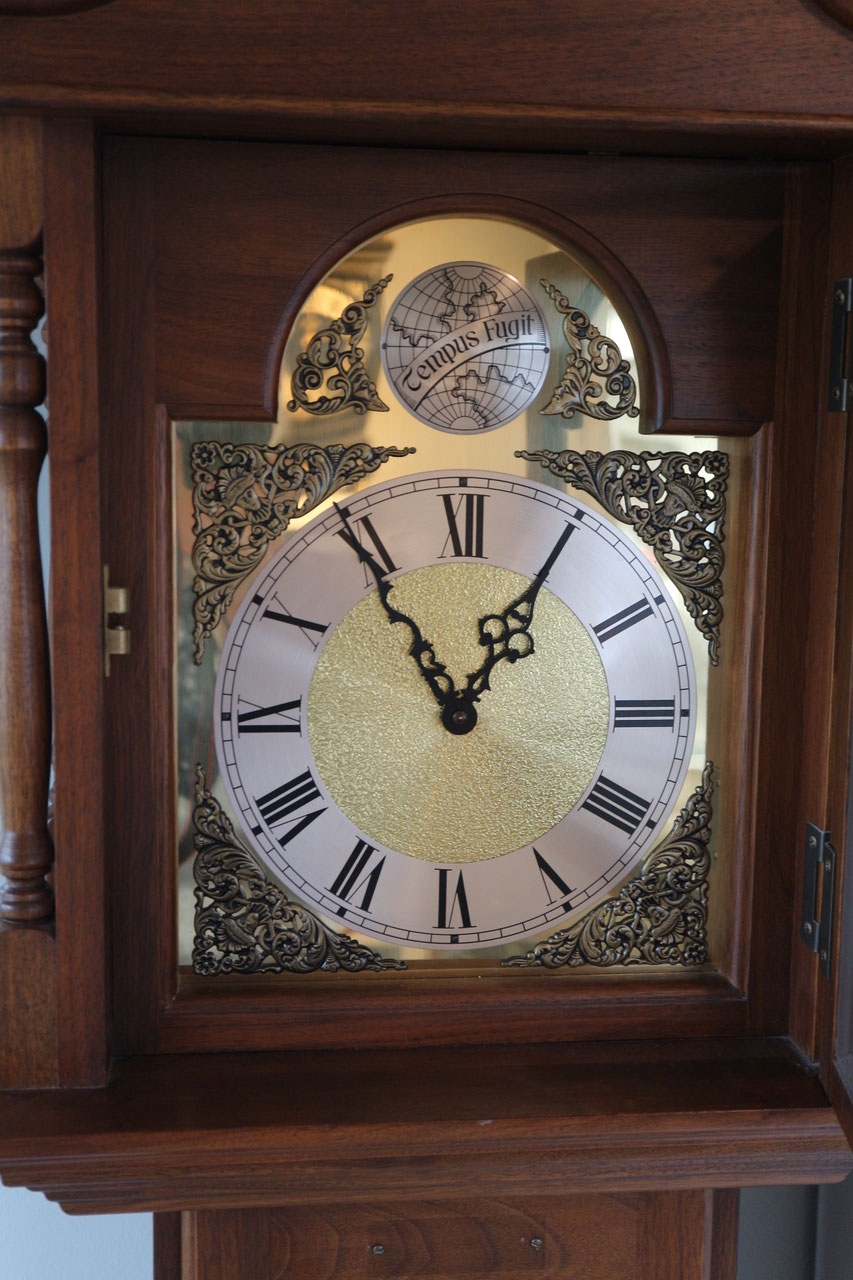 Kleine Standuhr Tempus Fugit mit Westminsterschlag, 90er Jahre Uhrenwerkstatt M. Schneider