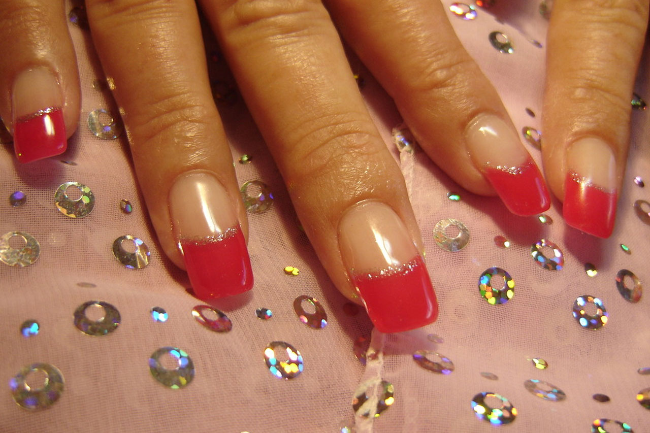 Rotes French-Nageldesign mit Strass, Dreamnails Mallorca