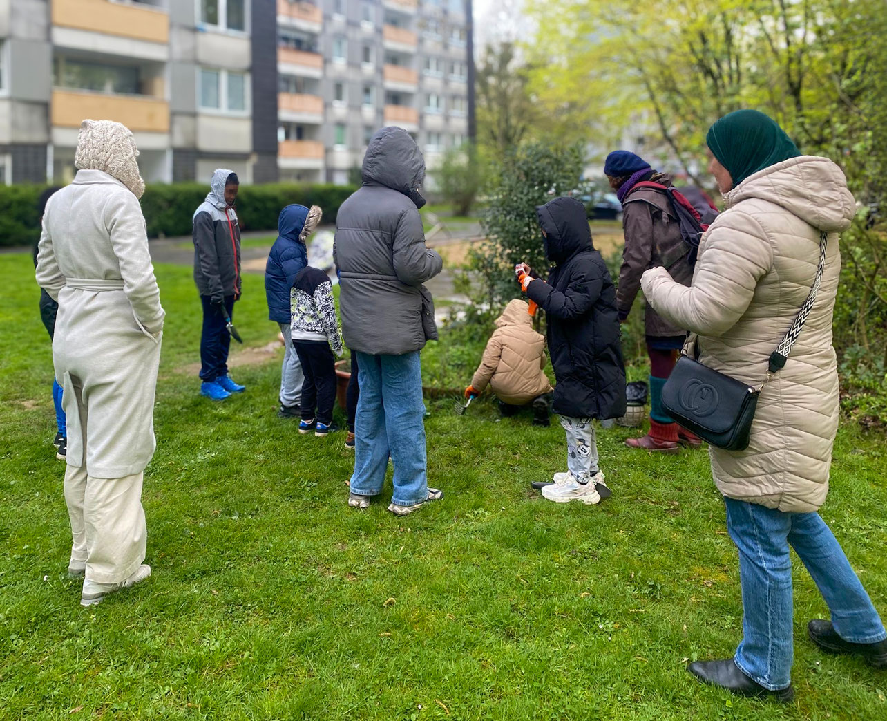 Neubrück packt an: Kinder und Nachbar*innen machen die Beete fit.