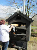 Das Brot wird eingeschoben