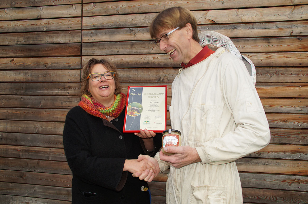 Bildunterschrift: Prof. Dr. Margot Steinel gratuliert dem Träger des goldenen Preises für den hervorragenden Honig Rolf Rieken