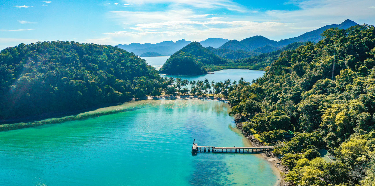 Türkisblaues Wasser vor der Dschungelküste auf Koh Chang