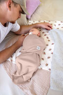 Papa streichelt Babys Köpfchen