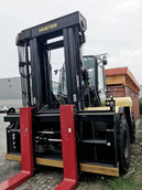 gros chariot elevateur Hyster H25XMS-9 dans le port d´Hambourg