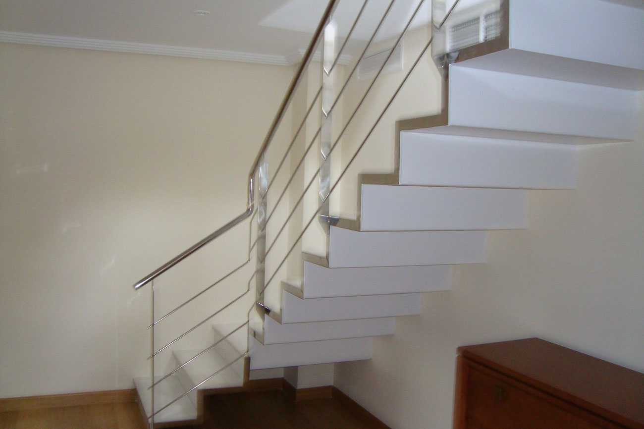 Escaleras con estructuras, en acero inoxidable y hierro. Somos