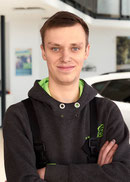 Kfz-Mechatroniker Jonas Hoppenstedt im Autohaus Fischer, Celle.