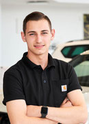 Lagerfachkraft Julian Herberth im Autohaus Fischer, Celle.