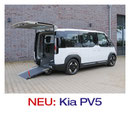 Silberner Ford Custom L2 mit Long Cut Heckausschnitt. Ein Rollstuhl steht vor der Rampe, bereit zum Einfahren.