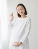 「これはいい！」と笑顔で人差し指を立てる妊婦さん｜青森市の整体院でマタニティ期の不調をケアし、快適な妊娠生活をサポート