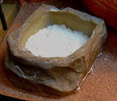 Schale mit geriebenen Sepiapulver