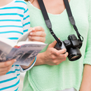 Touristen mit Reiseführer und Kamera