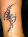 tribal mit rose