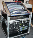 Unser rollbares Bühnenrack für Liveauftritte (herausstellbares Yamaha Mischpult, Rocktron Effektgerät, Stairville Lichtsteuergerät, Sennheiser In-Ear Monitoring)