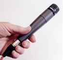 Das Shure SM57 ist ein dynamisches Mikrofon mit Nierencharakteristik, das speziell für die Abnahme von Instrumenten und Gesang konstruiert wurde. Durch seinen transparenten, klaren Klang ist es ideal für Live-Auftritte und Studioaufnahmen, 40 Hz - 15 kH.