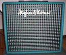 Frontansicht des Gitarrenkombo Hughes & Kettner Edition Surf, der Verstärker für mittlere Proberäume und live. Steht in jeder Filiale. H&K gehört übrigens zur deutschen Stamer Gruppe und kommt aus dem Saarland.