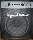 Bassverstärker Hughes & Kettner BassKick 300 mit 15" Speaker, da wackelt die Diele. H&K gehört übrigens zur deutschen Stamer Gruppe und kommt aus dem Saarland.