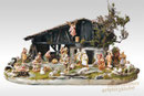 traditionelle, alpenländische Krippe mit gefassten Figuren