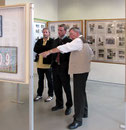 Pfarrgemeinderats-Obmann Sedetzky und Stadrat Christoph Kaufmann werden vom Obmann Gerhard Thomann durch die Ausstellung geführt.