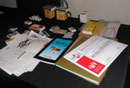Mesa del e-Poster con Libros y Cajitas de Fósforos.