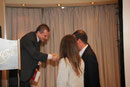 Dr. Fabian Romano entrega Premio Iniciativa y Originalidad al Mejor Trabajo AAHI en el Acto de Clausura.
