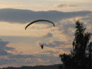 Paraglider über dem Circuit