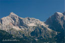 Beeindruckender Felszahn der Schönfeldspitze (links, Selbhorn rechts). Die Querung der Südflanke der Schönfeldspitze erfolgt etwa am unteren Ende des Gipfeldreicks und ist sehr ausgesetzt.