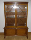 KT0562/ Vitrinenschrank ~ 1930, Nussholz mit Glasböden, 2-teilig, H 165, B 110, T 42 cm, EUR 500,-