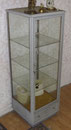 KT0524/ Rundumvitrine ~1910, graue Farbe, Rollen, nicht zerlegbar,  H 185, B 63, T 63 cm, EUR 850,-