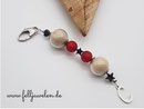DA 11:Das Fell ist in 16mm Glasperlen eingearbeitet, rote Polarisperlen, Hämatitsternchen und ein Hämatitherz runden das ganze ab. Als Abschluss ist ein Edelstahlbuchstabe angebracht.Preis: 34 Euro
