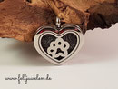 MO 6: Edelstahlmedaillon in Herzform mit Pfotenelement und Magnetverschluss. Gravur möglich. Preis: 52 Euro