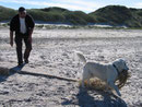 Bernd und Jule beim Aufräumen am Strand