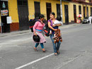 Indiofrauen auf dem Weg zum Fernbus in Lima