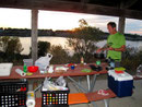 Hungrig - abendliches Kochen in einer Picnicarea in Jamestown (North Dakota)
