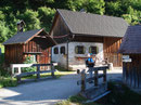 Weiter über eine kleine Brücke und schon begann zwischen der kleinen Hütte und dem Häuschen …