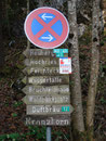 Nach wenigen Schritten der Asphaltstraße entlang, folgten wir dem ersten Wegweiser links Richtung Wasserfälle und Heuberg.
