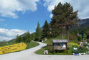 Ein Hinweisschild mit der Beschriftung „Hechlstein West – teilweise gesicherter Klettersteig“ leitete die linker Hand vom Gasthof befindliche leicht ansteigende Asphaltstraße empor.