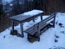 Sogar ein Tisch und eine Bank luden hier oben zum Verweilen ein. Aufgrund des Wetters nutzen Sabine und ich diese Gelegenheit nicht und …