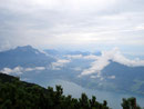 Von diesem Gipfel bot sich mir ein genialer Tiefblick auf den Attersee und den benachbarten Mondsee. Es war nicht ein strahlend blauer Himmel, jedoch die Spielereien der Nebelschwaden vermittelten ein besonderes Spektakel.