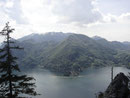 Hier oben angekommen hatten wir einen tollen Rundblick auf den Traunsee. Im Vordergrund der "Farnaugupf" und im Hintergrund das "Feuerkogelplateau".