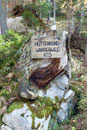 ... vorbei an diesem netten Schildchen, in einen durch die Sonne hell erleuchteten Bergwald.