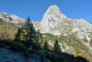 Für einen weiteren Genuss sorgte die brachial in den azurblauen Himmel türmende Rauchmauer (1853m). Nur Charly strahlte eine gewisse Hektik aus. So in der Richtung: Na, wo bleibt ihr denn schon wieder?