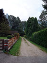 Einige Meter weiter oben fand ich nun endlich eine Markierung. Dieser Markierung Nr. 5 folgte ich nach rechts, entlang des Gartenzauns.