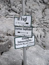 Über eine weitere Geländestufe ging’s dann schließlich in das oberste Kar hinauf zum sogenannten Schwaigbrunn unter den kahlen Tragl-Abhängen mit dem nächsten Wegweiser. Immer wieder wurden wir vor den Dolinenschächten gewarnt!